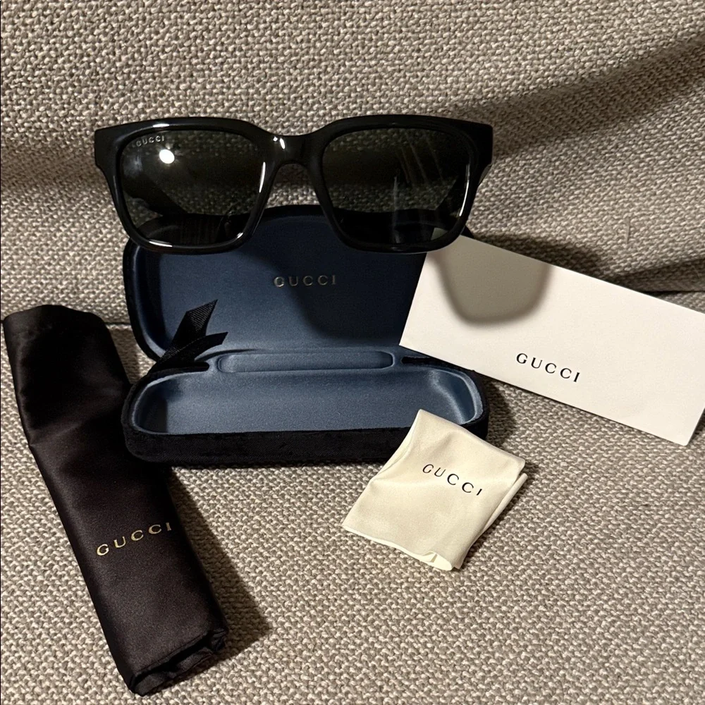 Gucci Authentic UNISEX NEW Black Sunglasses with Accessories